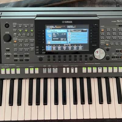 Yamaha PSR-S970 61-Key Arranger Workstation Used in mint condition