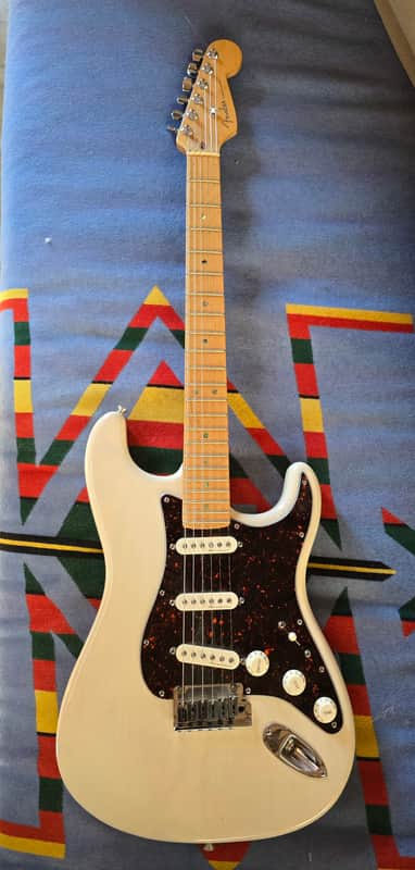 Fender American Deluxe Stratocaster with Maple Fretboard 1999 - 2002 - White Blonde