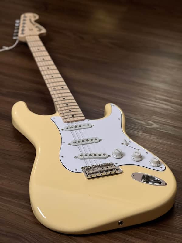 Fender Japan Yngwie Malmsteen Stratocaster in Yellow White image 1
