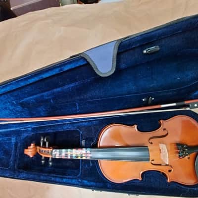 De Villier VN443 sized 4/4 violin with bow and case. China. Very Good Condition image 1