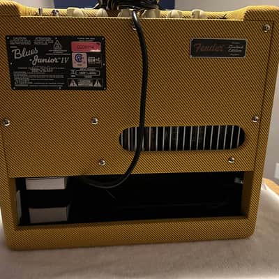 Fender Blues Junior IV 1x12-inch 15-watt Tube Combo Amp - Lacquered Tweed Sweetwater Exclusive with Eminence Red White and Blues Speaker 2025 image 2