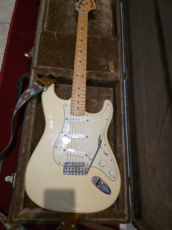 Fender American Special Stratocaster with Maple Fretboard 2015 - 2018 - Olympic White image 1