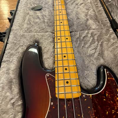Fender American Professional II Jazz Bass with Maple Fretboard 2024 - 3-Color Sunburst image 4