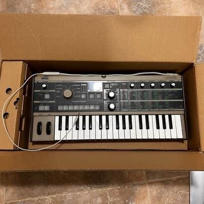Korg MicroKORG 37-Key Synthesizer/Vocoder 2002 - 2019 - Silver