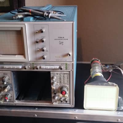 Tektronix 7704A is a modular oscilloscope system Silver/Blue image 1