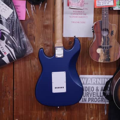 Castlerock SV40 double cutaway electric guitar w/ Case - tremolo - used - blue image 6