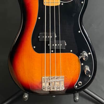 Squier Classic Vibe 70's Precision Bass 4-String Bass Guitar 3-Tone Sunburst (189)