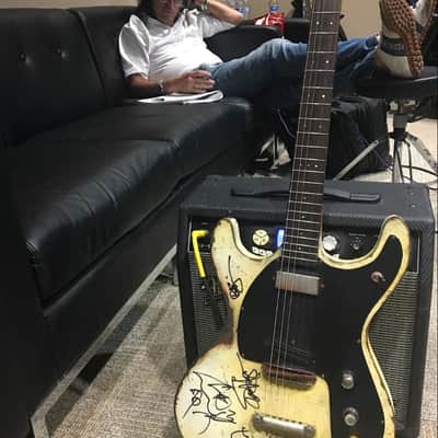 Loïc Le Pape Mosteel J.Ramone Tribute Guitar (Signed By Joe Perry, Alice Cooper And Others) image 3
