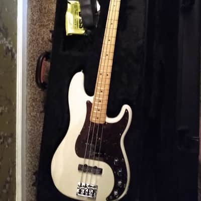 Fender P-Bass Deluxe 2016 Translucent White USA , WOW image 2