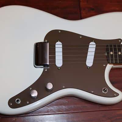 1963 Fender Duo-Sonic, Rare Olympic White & Brown guard (FEE1172) image 3