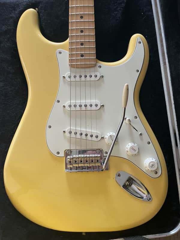 Fender Stratocaster ButtercreamYellow - SSS - Maple Neck + Fender ABS Molded Hard Case image 1