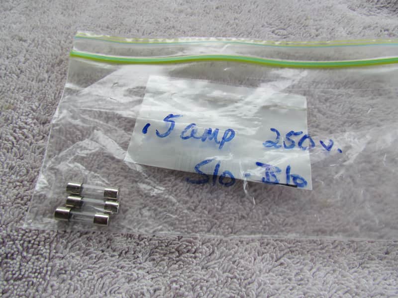 .5 Amp  Slow Blow Fuses 250 V Pack Of 3 Radio Shack Fuses New Never Used image 1