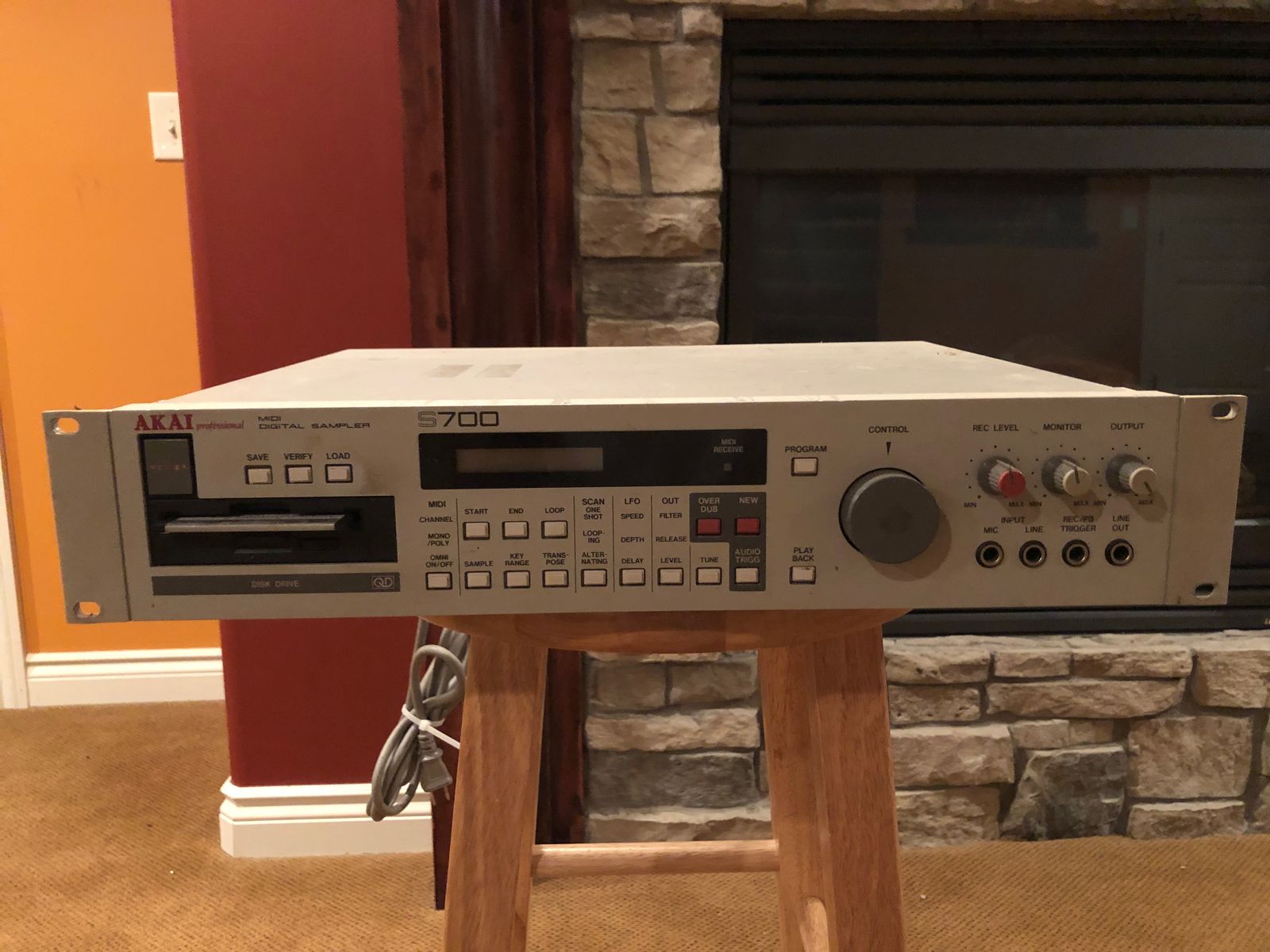 Akai S700 MIDI Digital Sampler 1987 | Reverb