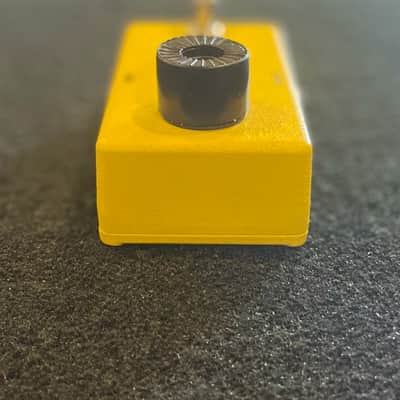 MXR M148 Micro Chorus Yellow Modulation Effect Pedal for Electric Guitar image 5