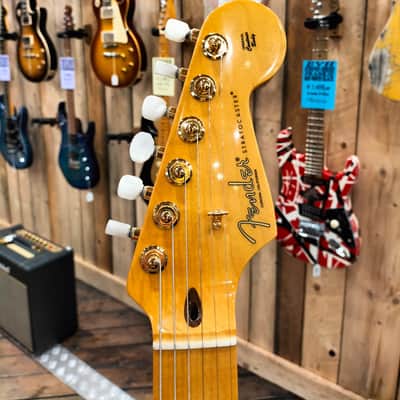 Fender 75TH ANNIVERSARY COMMEMORATIVE STRATOCASTER Maple Fingerboard, 2-Color Bourbon Burst image 13