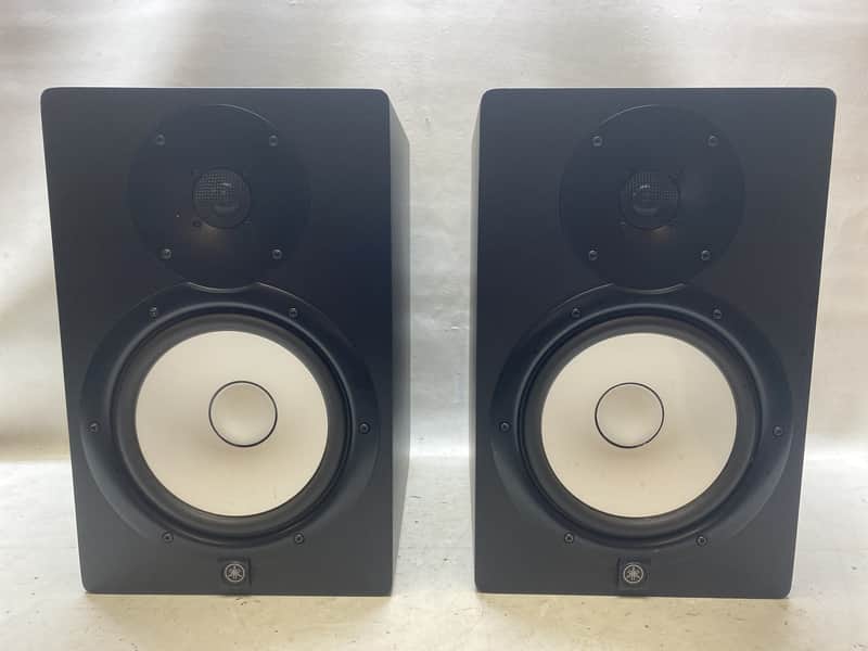 PAIRYAMAHA HS8 SPEAKERS image 1