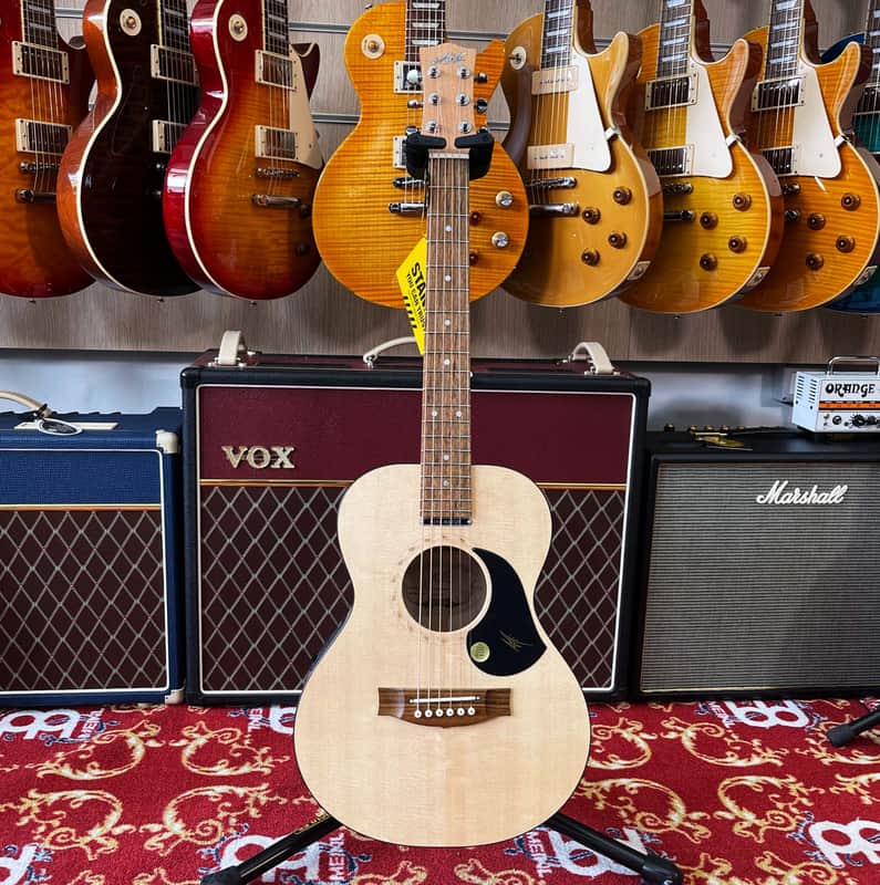 Maton Mini EM6 w/ Case image 1