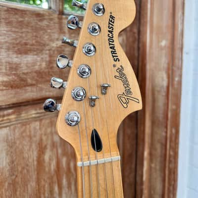 Fender Deluxe Players Stratocaster with Maple Fretboard 2019 - Sapphire Blue Transparent image 7