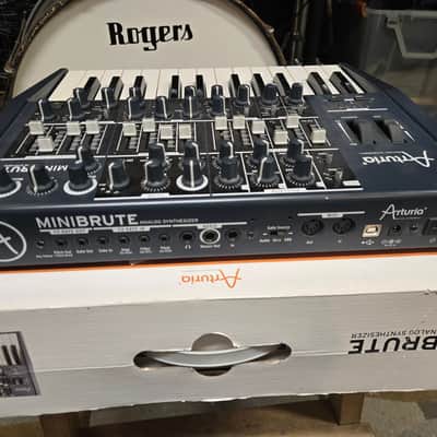 Arturia MiniBrute 25-Key Synthesizer 2012 - 2018 - Black image 7