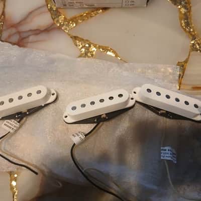 Lindy Fralin Strat Vintage Hot Pickup Set W/ Baseplate - White image 2
