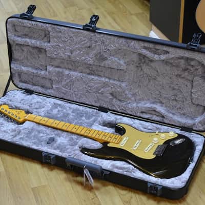 Fender American Ultra Stratocaster Maple Fingerboard Texas Tea with Hard Case B-Stock image 9