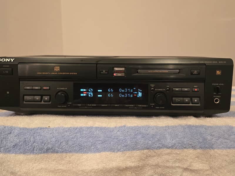 Sony MXD-D3 combo CD play and minidisc play/record deck July 1999 - Black image 1