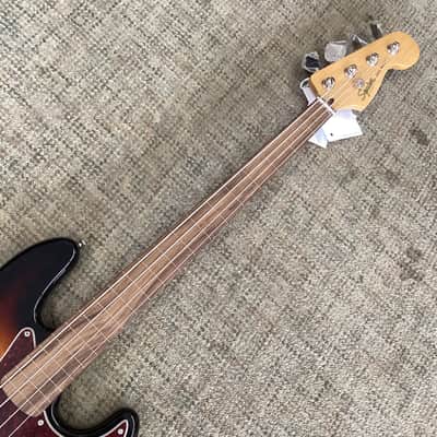 Squier Classic Vibe '60s Jazz Bass Fretless in 3-Color Sunburst image 3