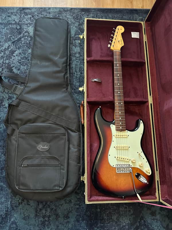 Fender Vintera '60s Stratocaster with Pau Ferro Fretboard 2019 - 2023 - 3-Color Sunburst - incl. Case and Gigbag