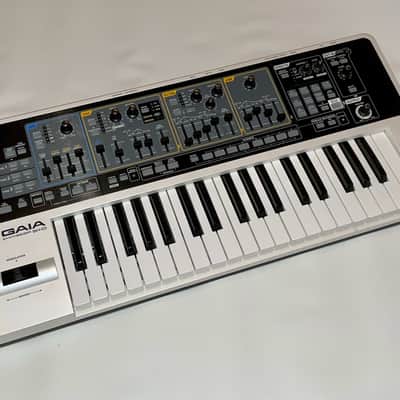 Roland SH-01 GAIA 37-Key Digital Synthesizer 2010 - 2012 - White