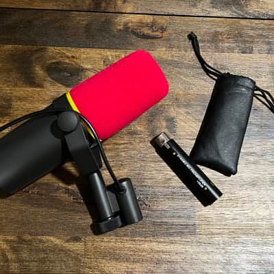 Shure SM7B Genuine Cardioid Dynamic Microphone + inline Pre-Amp