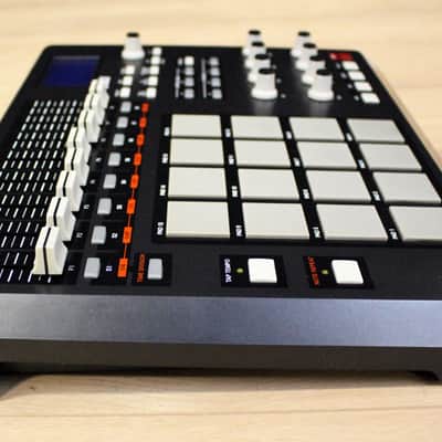 AKAI Professional MPD32 USB/Midi MPC Drum Pad Controller Unit - With USB Cable & Disc Bild 17