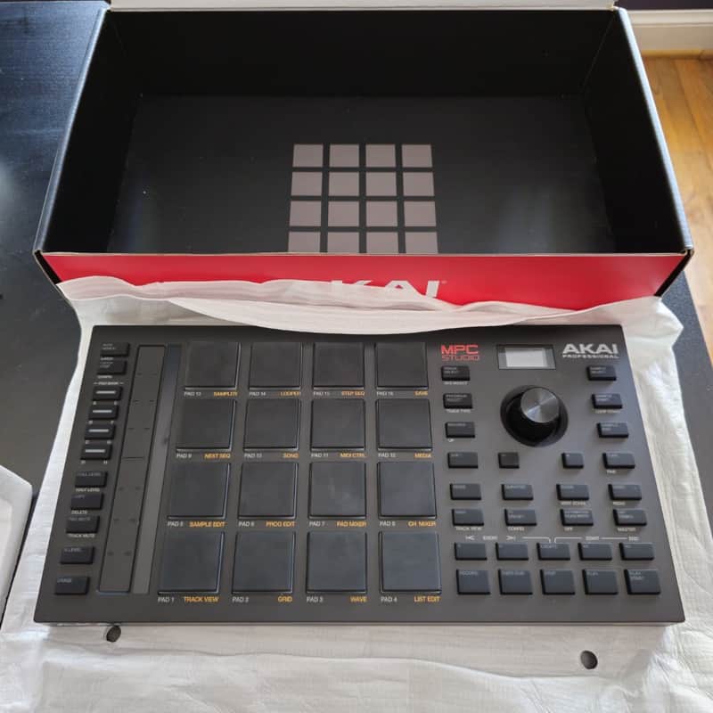 Akai MPC Studio Music Production Controller 2021 - Present - Black image 1