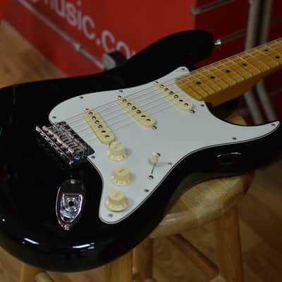 American Professional II StratocasterÂ® Maple Fingerboard, Black B Stock image 3