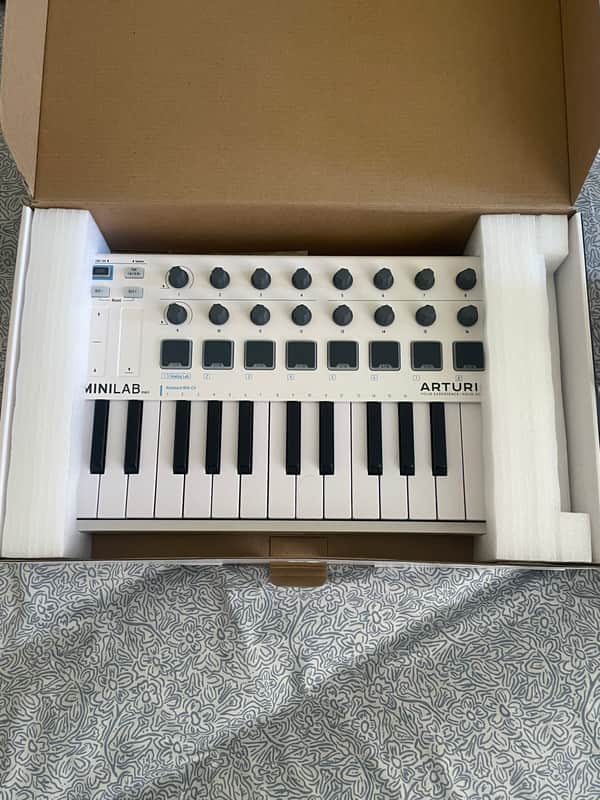 Arturia MiniLab MkII 25-Key MIDI Controller 2017 - Present - White image 1