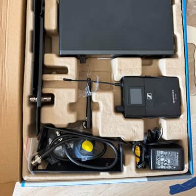 Sennheiser XSW IEM Wireless In-ear Monitor System Bundle - A Band image 2