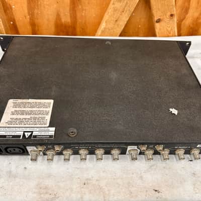 Shure UA845-UB UHF Antenna Distribution System - 692-716 MHz - Working image 7