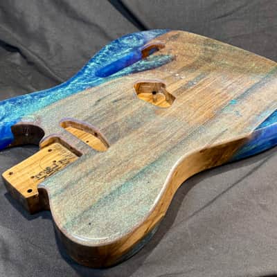 MH Customs “Tidebreaker” – Ambrosia Maple & Blue-Green Color Shift Resin T-Style Body 2026 - Nitrocellulose Gloss image 7