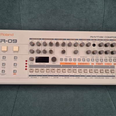 Roland TR-09 Rhythm Composer - White - BRIGHTON
