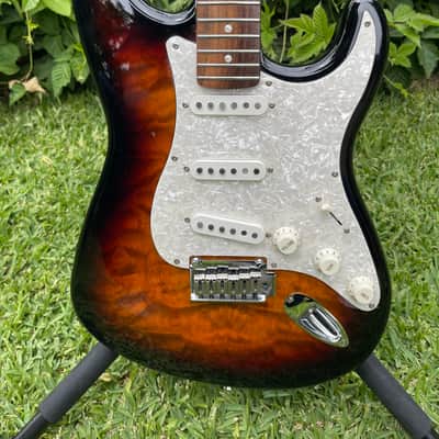 Fender Squier 2003 - Quilted maple 3 tone tobacco sunburst image 3