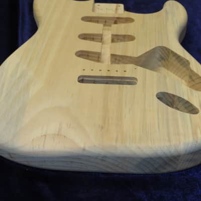 40yr Aged Pine Strat Style body - 3lbs 1oz #3671  *IMPORT CHARGES INCLUDED image 5