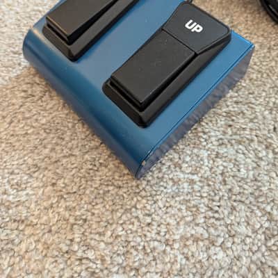 Behringer FS112V - Blue image 2