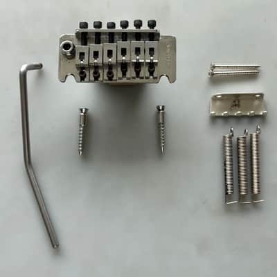 FLOYD ROSE® MADE IN GERMANY 80's KRAMER CHROME "NFT" TREMOLO WITH MOUNTING HARDWARE imagen 1