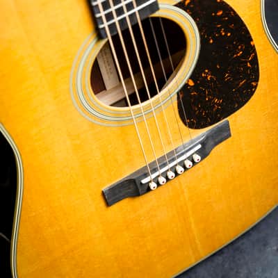 Martin D-28 - Natural image 2