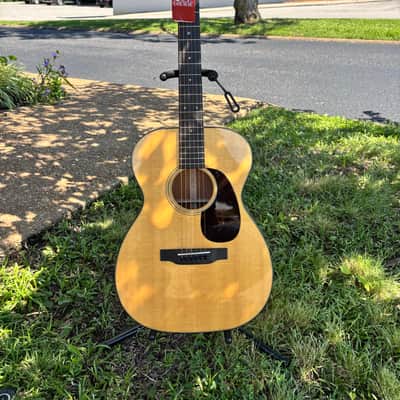 Martin 00-18 Acoustic Guitar (Natural) image 2