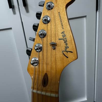 Fender American Deluxe Stratocaster V-Neck with Maple Fretboard 2004 - 2010 - 2-Color Sunburst image 4