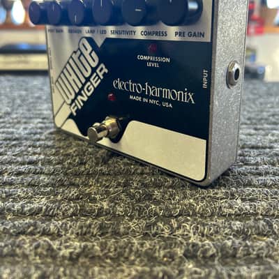 Electro-Harmonix White Finger Analog Optical Compressor 2012 - 2023 - White / Black image 3