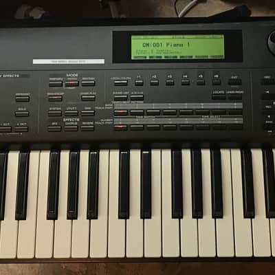 Roland XP-60 61-Key 64-Voice Music Workstation Keyboard 1998 - 2003 - Black