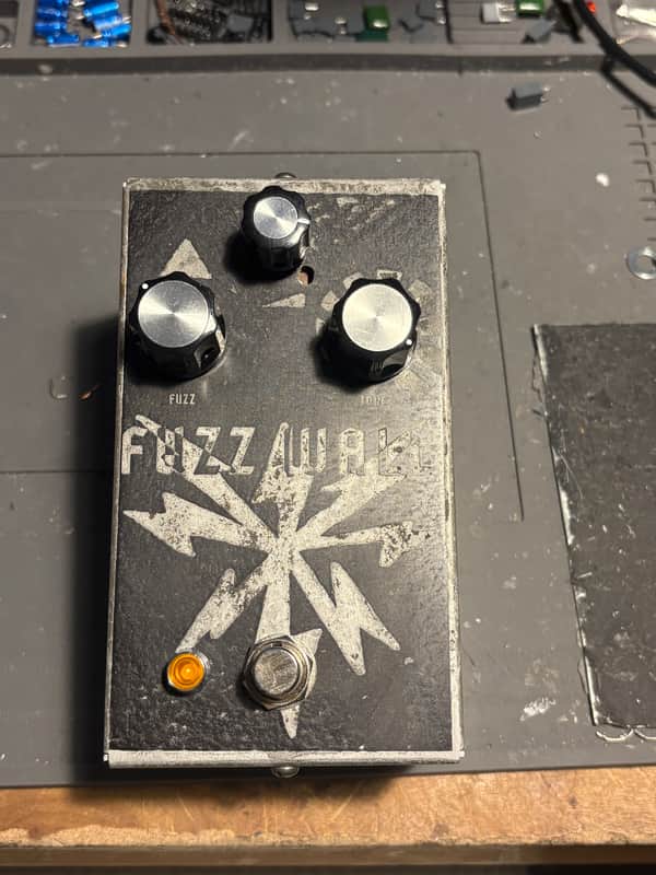 Moonn Electronics  Fuzz Wall - Fuzz War clone image 1