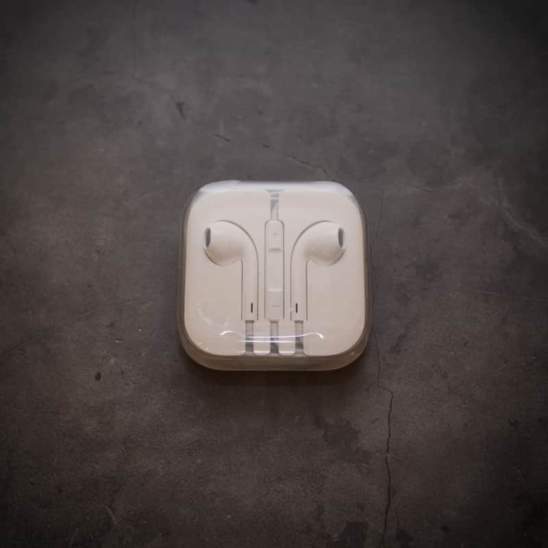 New Open Box OEM Apple Earpods (3.5mm) 2010's - White image 1