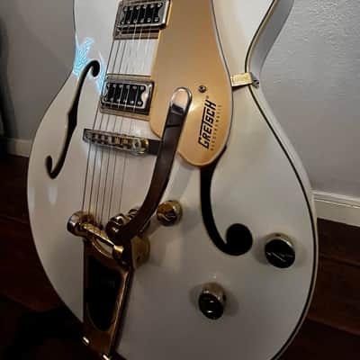 Gretsch G5422TG Electromatic Double Cutaway Hollow Body with Bigsby, Gold Hardware - Snow Crest White image 7